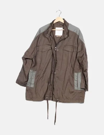 Pull&Bear Parka verde detalle cremallera