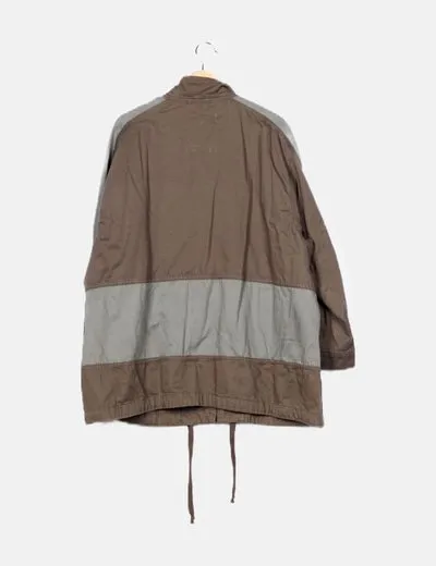 Pull&Bear Parka verde detalle cremallera